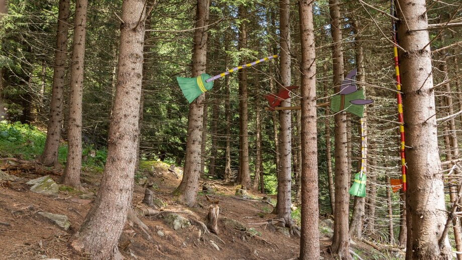 Schwebende Besen auf dem Hexenweg | © © Serfaus-Fiss-Ladis Marketing GmbH