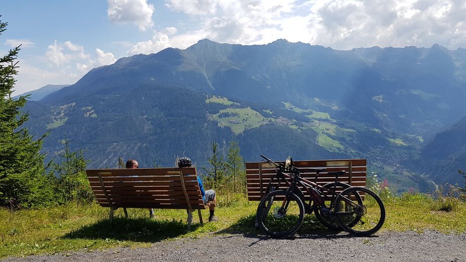 Aussichtspunkt und Ruhebank auf der Windles Wiesen Tour | © © Serfaus-Fiss-Ladis Marketing GmbH