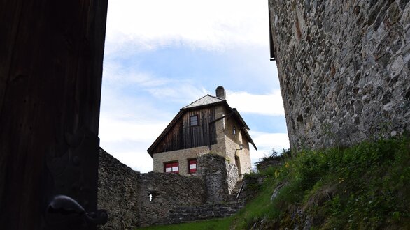 Burg Laudegg Sommeransicht