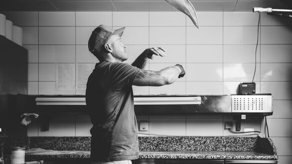 Pizza in Zubereitung